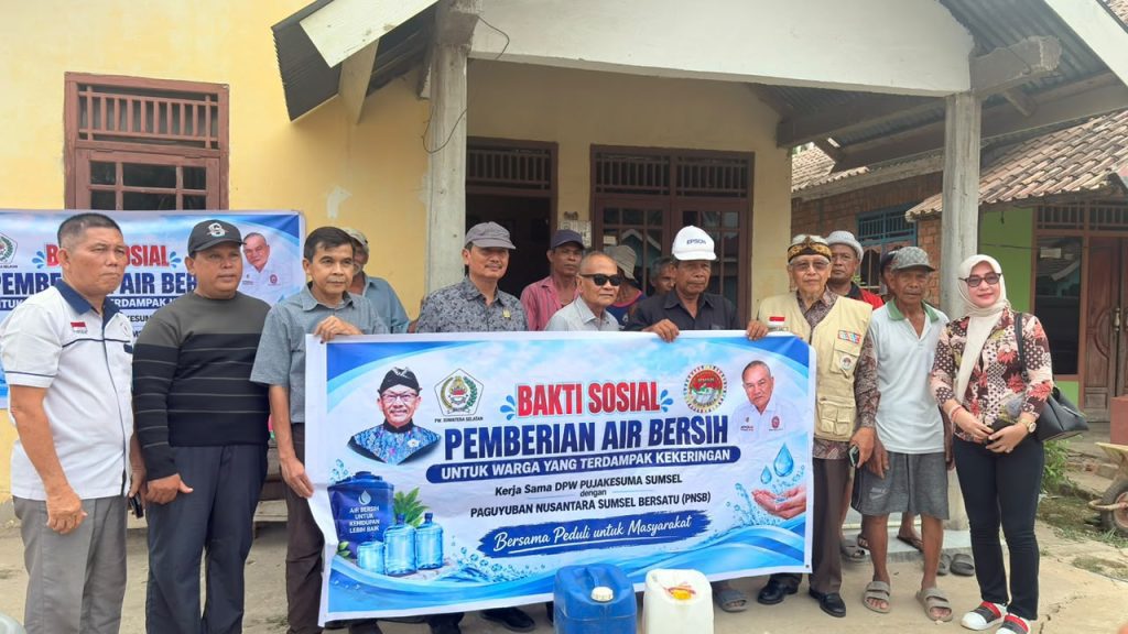 Kemarau Panjang, Pujakesuma Sumsel dan PNSB Bantu Pasokan Air Bersih Warga Plaju Darat