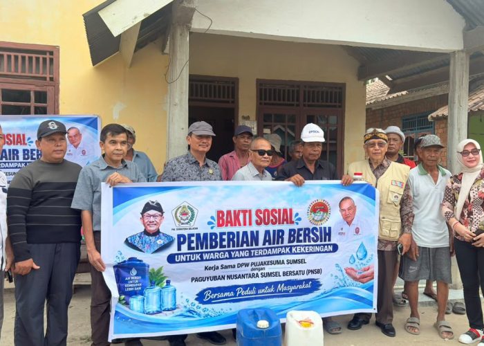 Kemarau Panjang, Pujakesuma Sumsel dan PNSB Bantu Pasokan Air Bersih Warga Plaju Darat